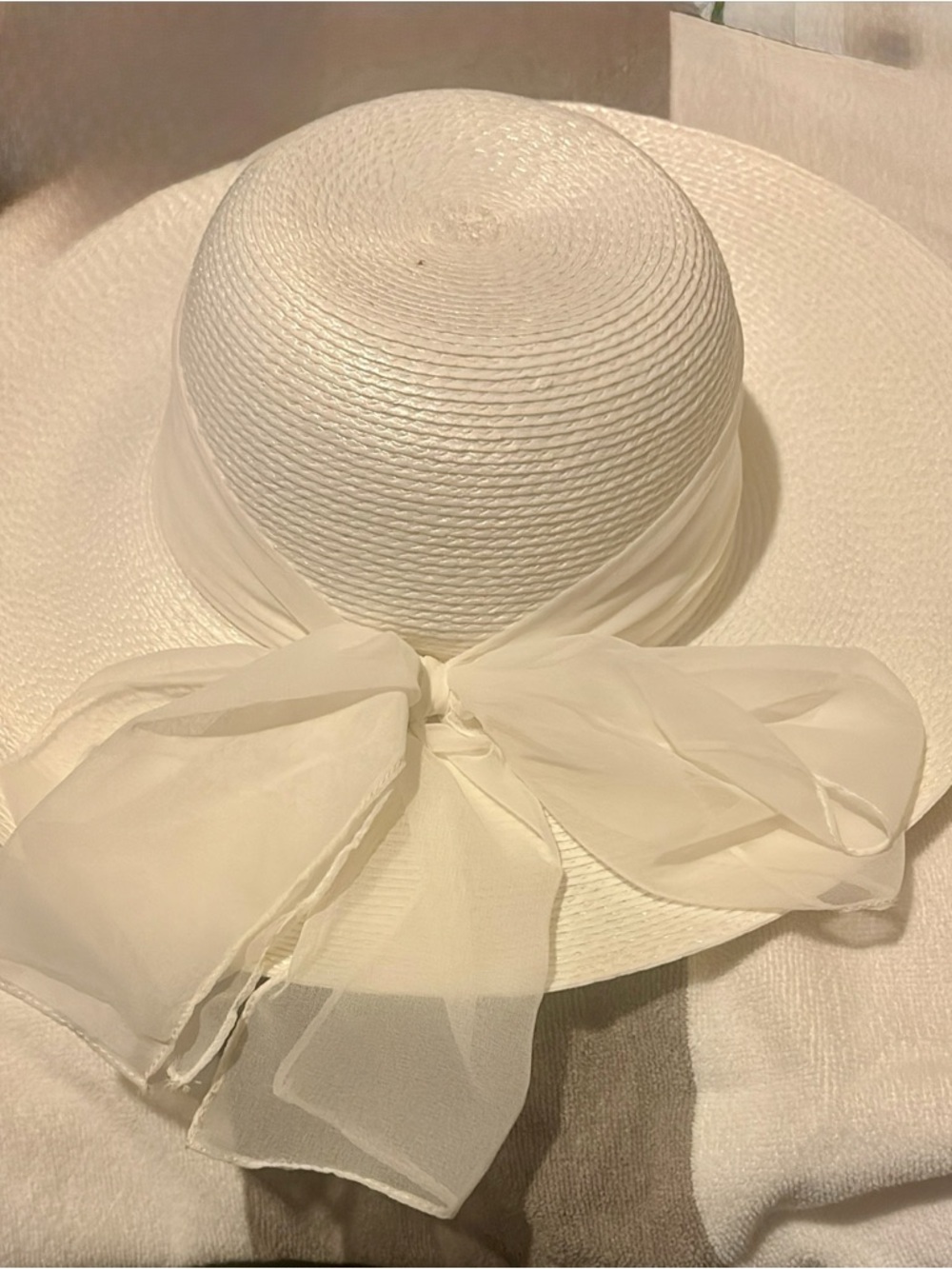 Women's Wide-Brim Straw Sun Hat with Chiffon Bow - White